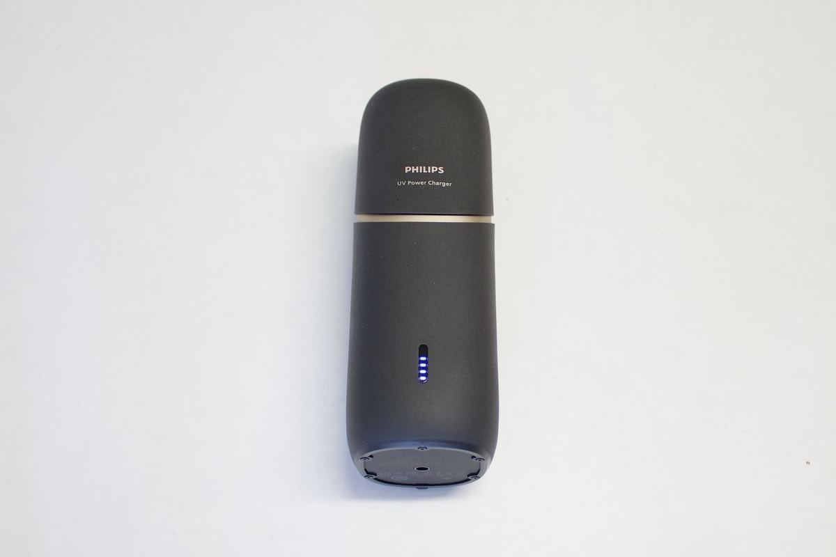 nabíjecí stanice UV světlo holící strojek philips i9000 prestige ultra, recenze testado