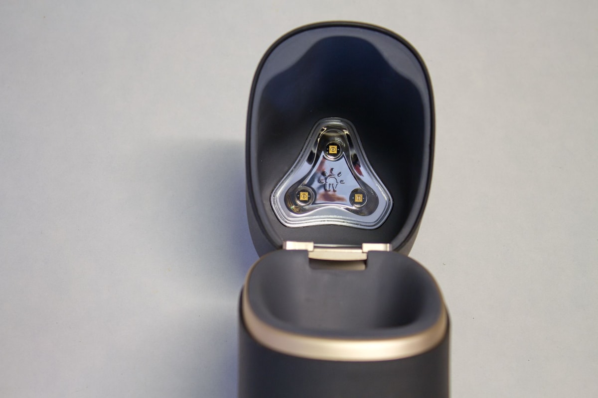 nabíjecí stanice UV světlo holící strojek philips i9000 prestige ultra, recenze testado