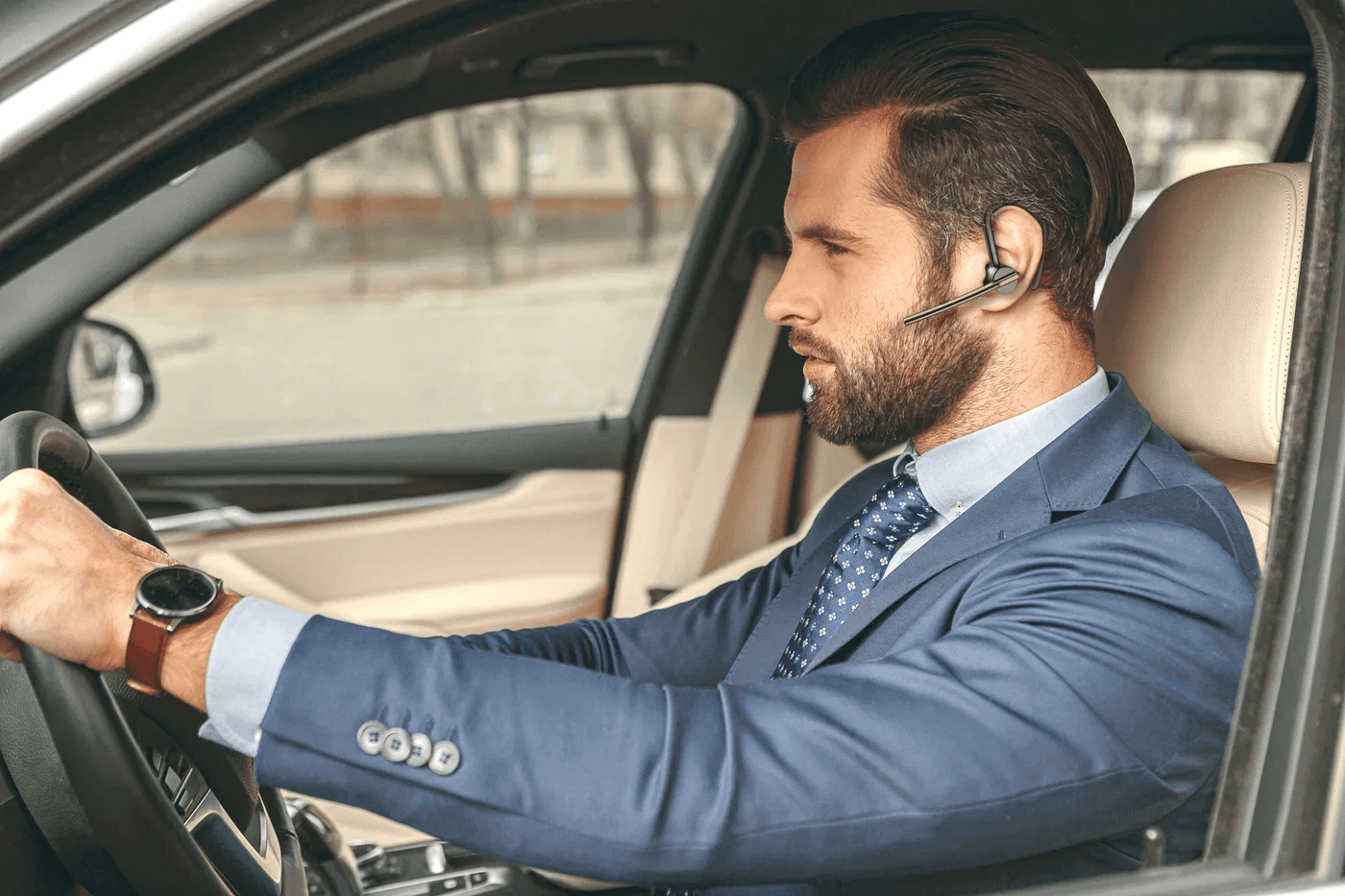 Nejlepší handsfree 2026. Do auta, ucha a na motorku