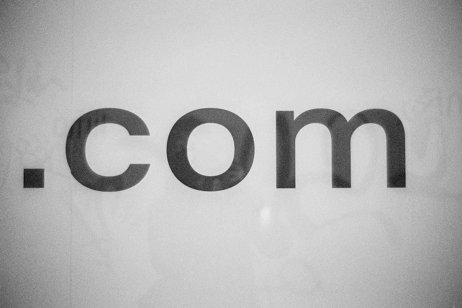 Porovnejte registraci i prodloužení - registrátoři domén