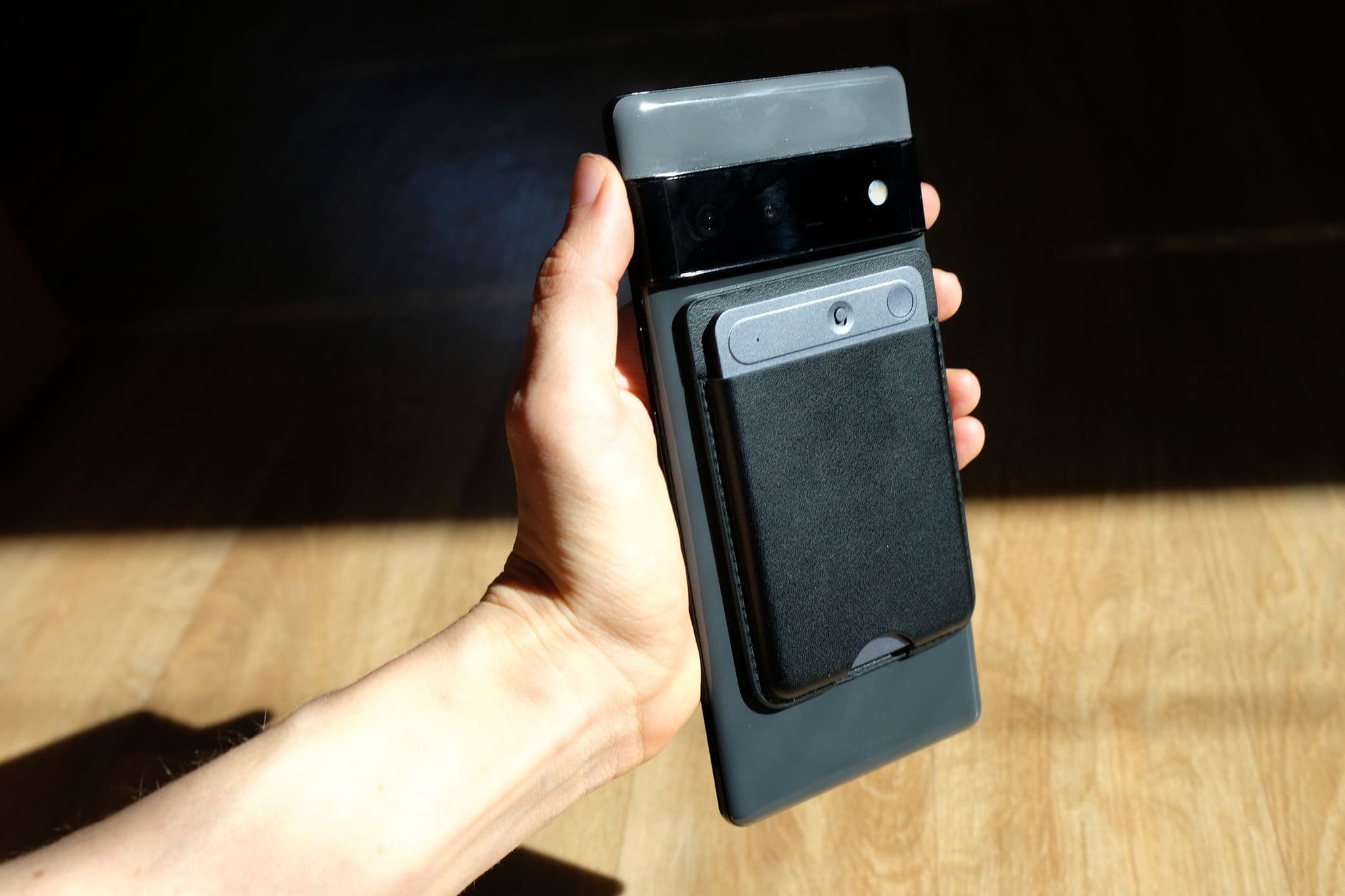 IntelliQ AI NOTE 64 držení na telefonu