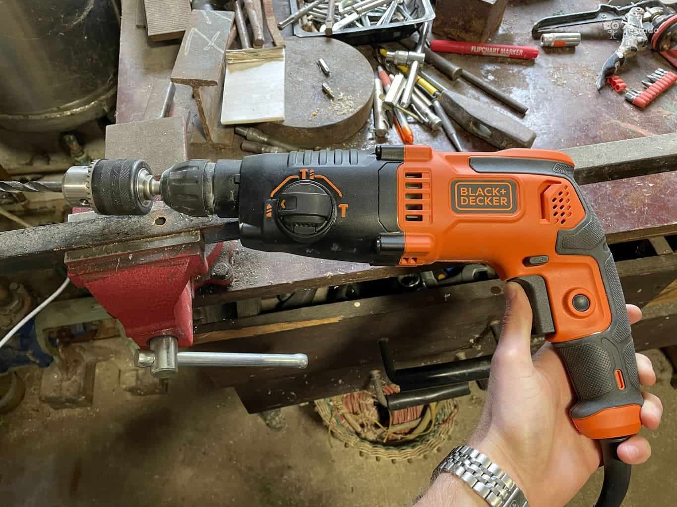 recenze a test příklepové vrtačky Black & Decker BEHS01