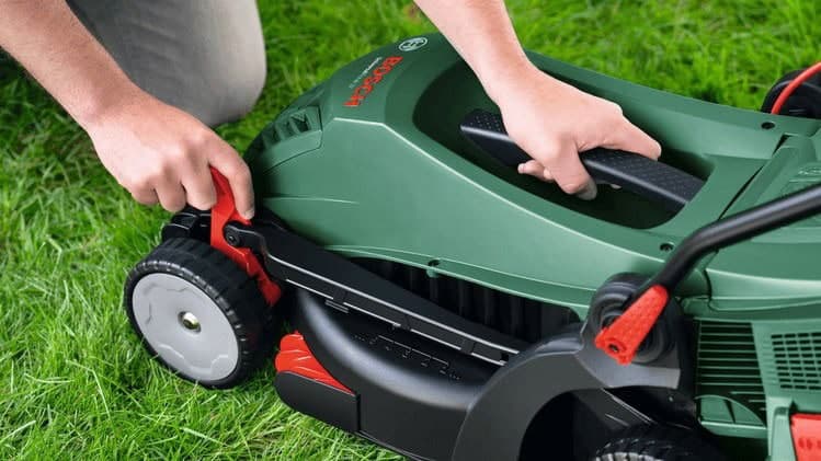 Recenze elektrické sekačky Bosch UniversalRotak 37-555 - záběr a výbava