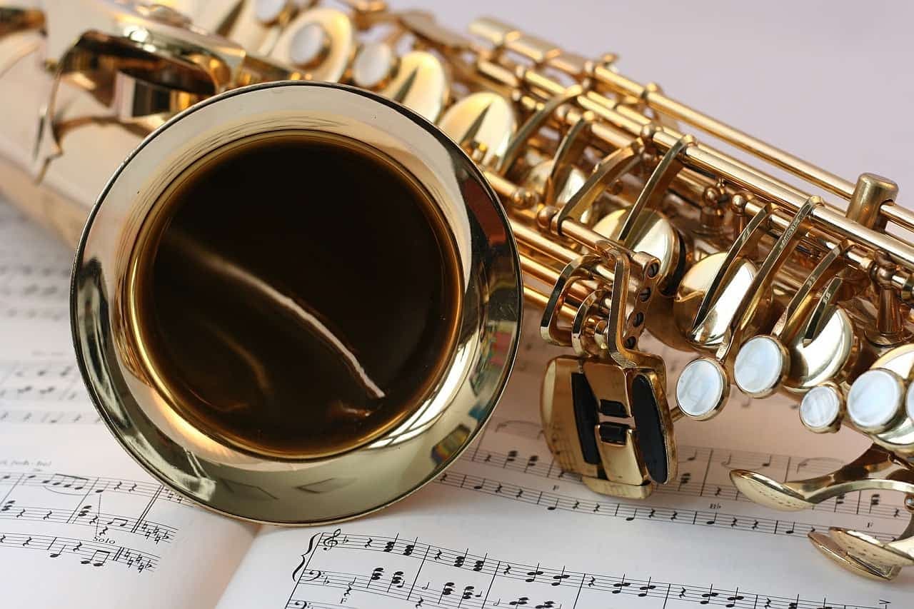 materiál saxofon