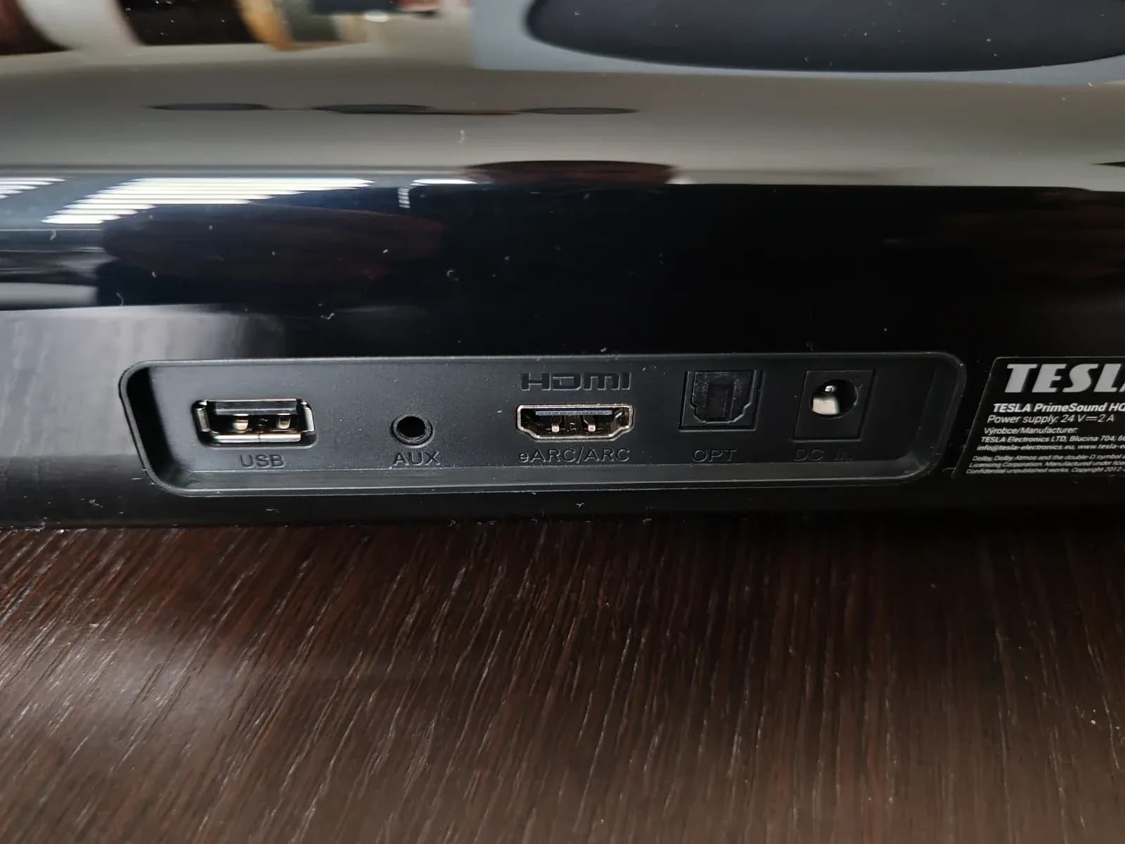 Konektory na zadní straně soundbaru TESLA PrimeSound HQ-995X