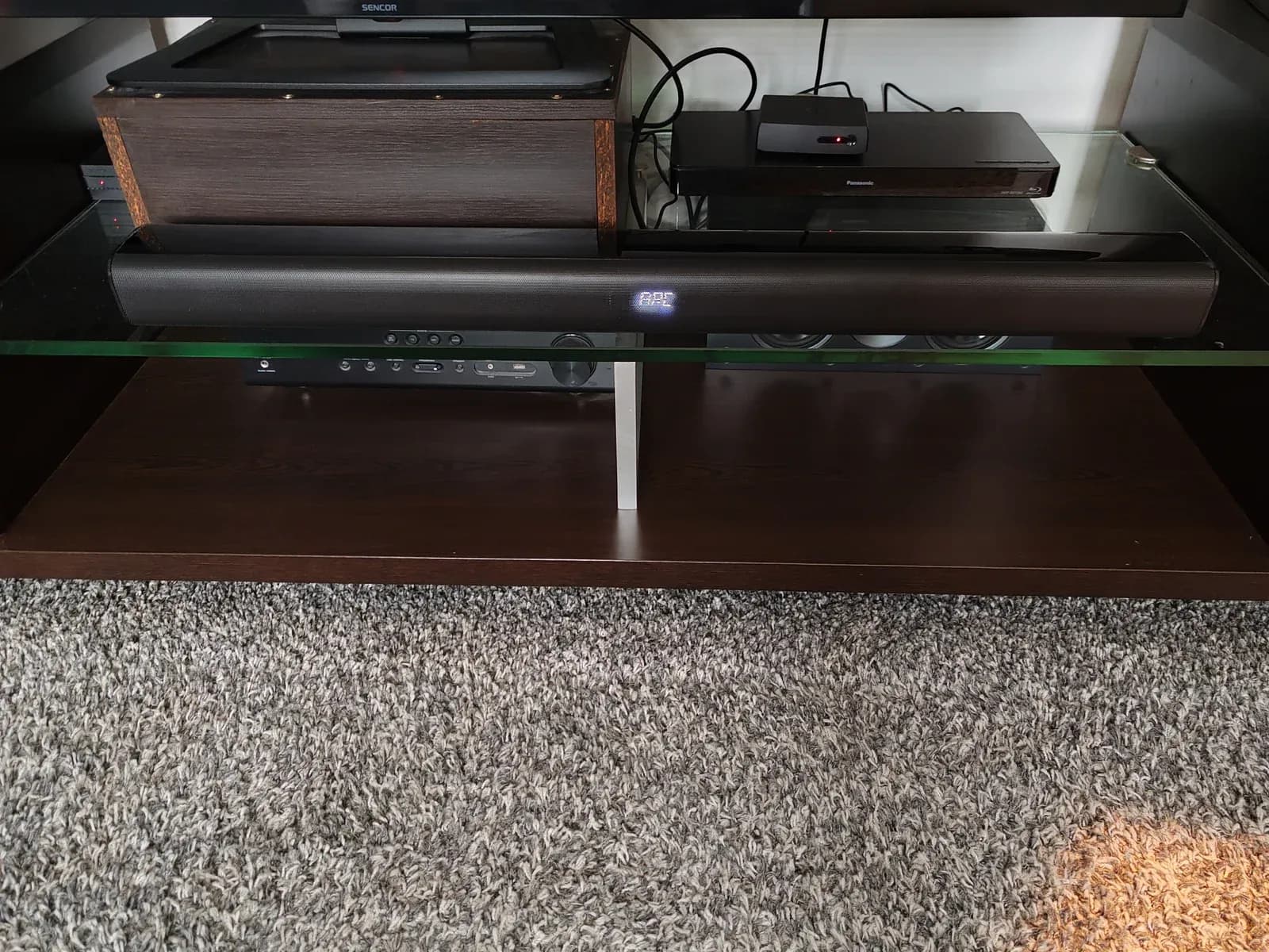 Soundbar TESLA PrimeSound HQ-995X pod televizí s displejem