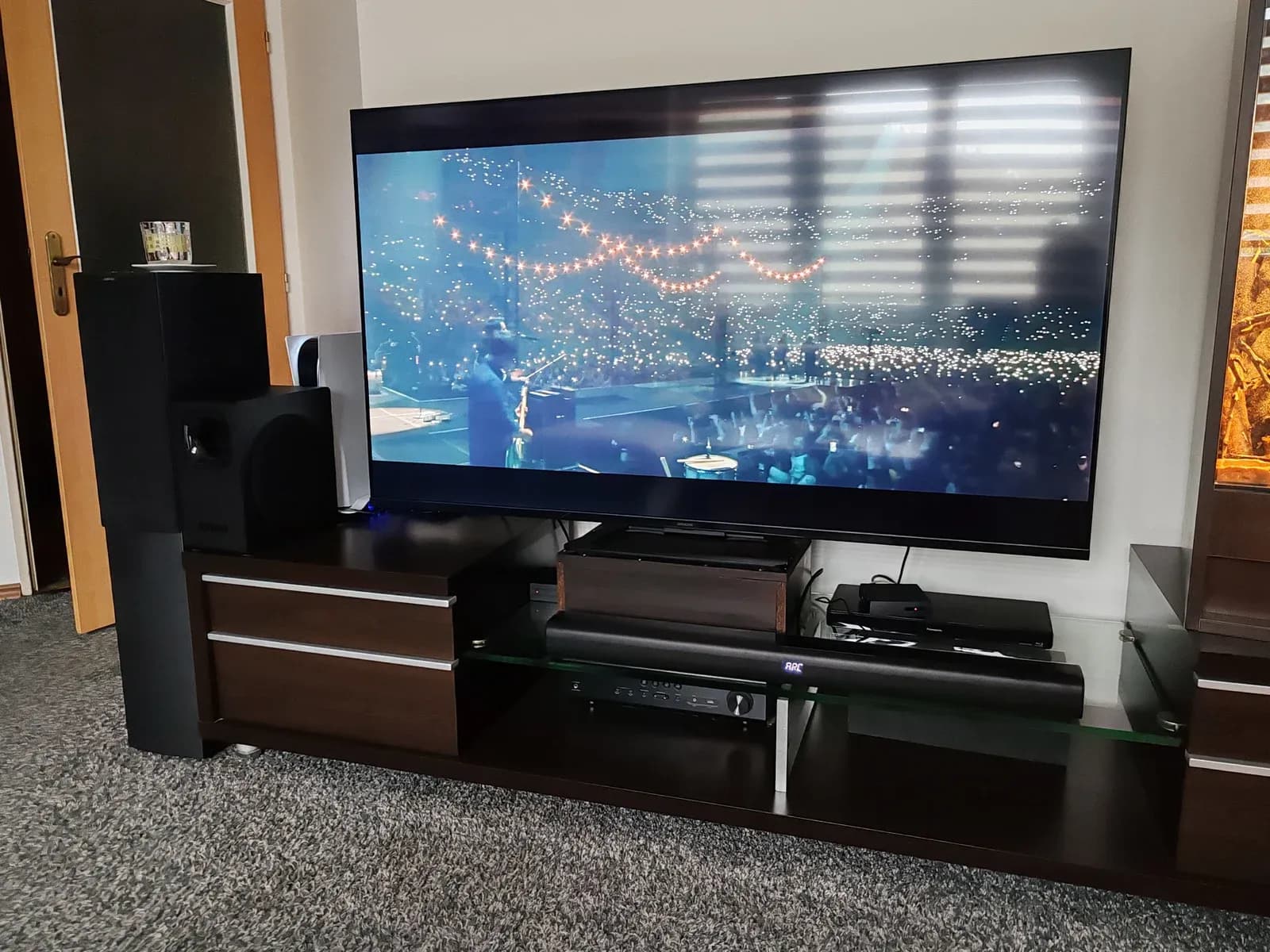Sestava TESLA PrimeSound HQ-995X v obývacím pokoji