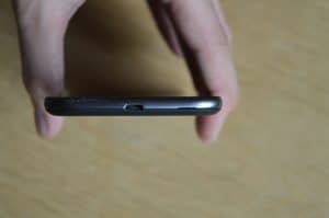 Spodní strana telefonu Lenovo Moto G4