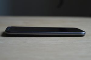 Levý bok telefonu Lenovo Moto G4