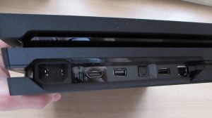 PS4 Pro - zadní detailní pohled