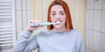 Test: Drahý vs. levný elektrický zubní kartáček. Jakou roli hraje cena?