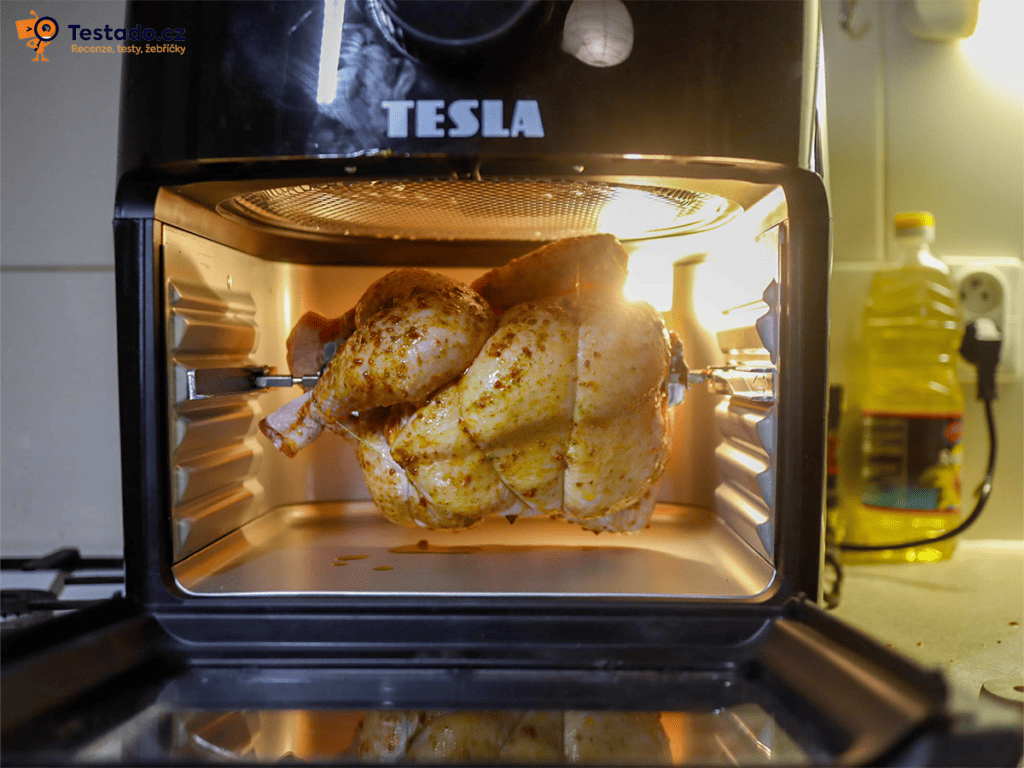 TESLA AirCook & Grill QG800 WiFi - pečící se kuře