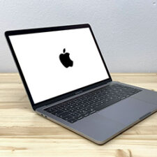 Repasovaný notebook Apple